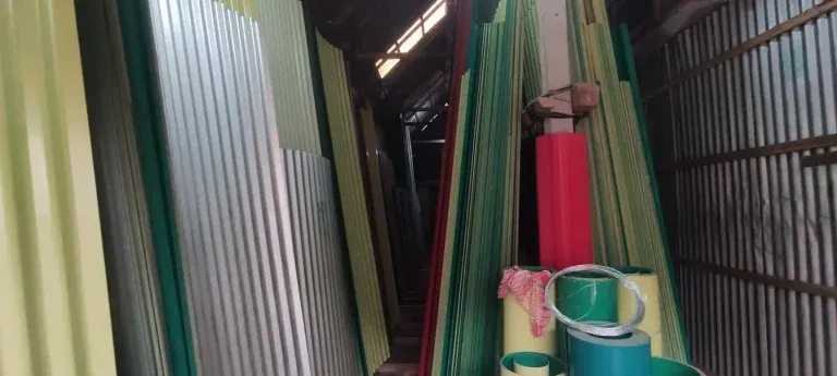 দোকানে রাখা বিভিন্ন কোম্পানির টিন